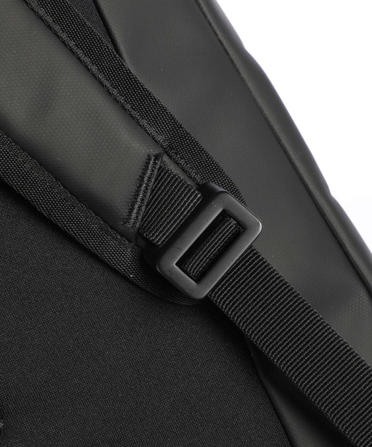Db Hugger 25L Backpack black out