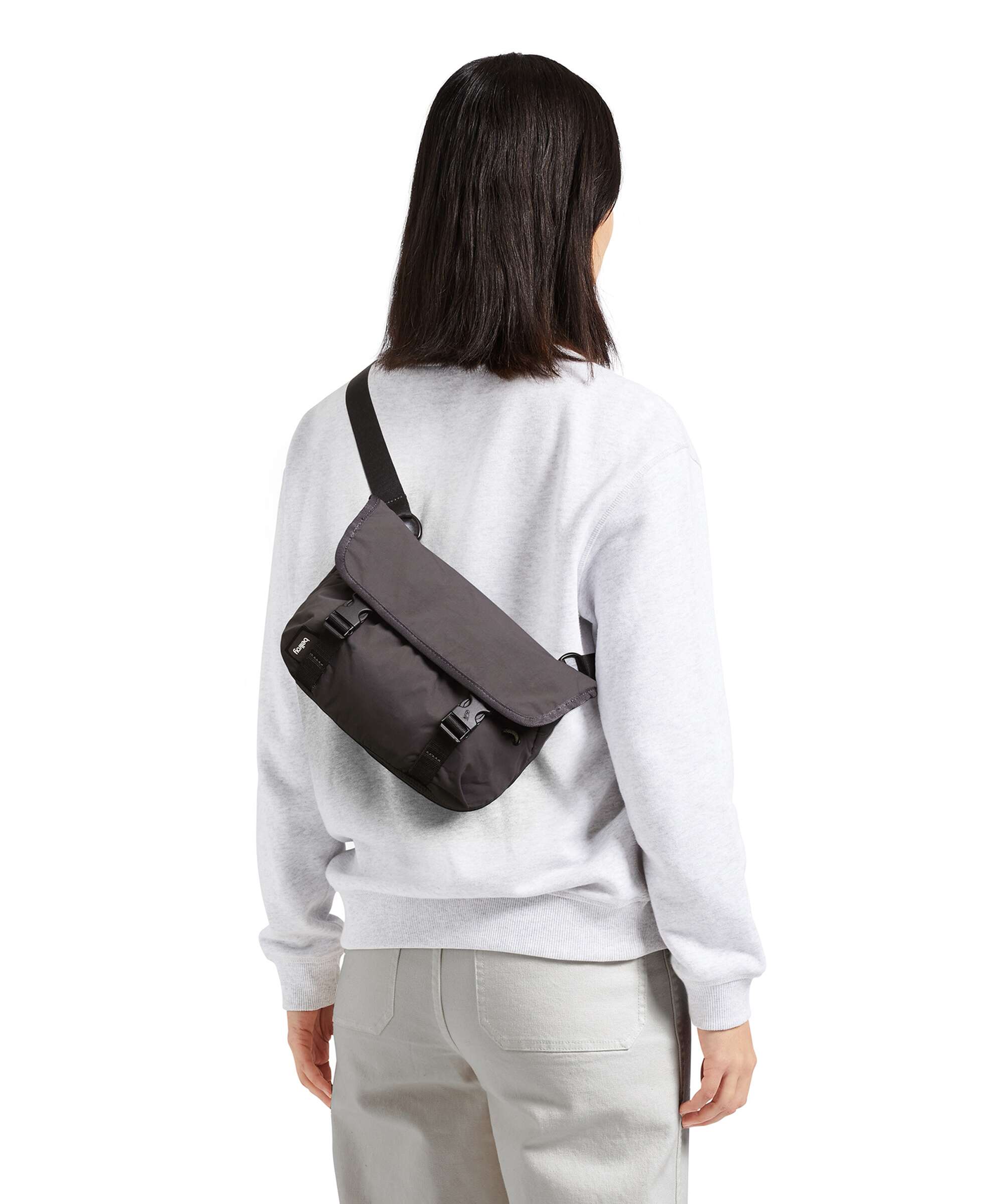 Bellroy Cinch 6 Mini Messenger bag charcoal